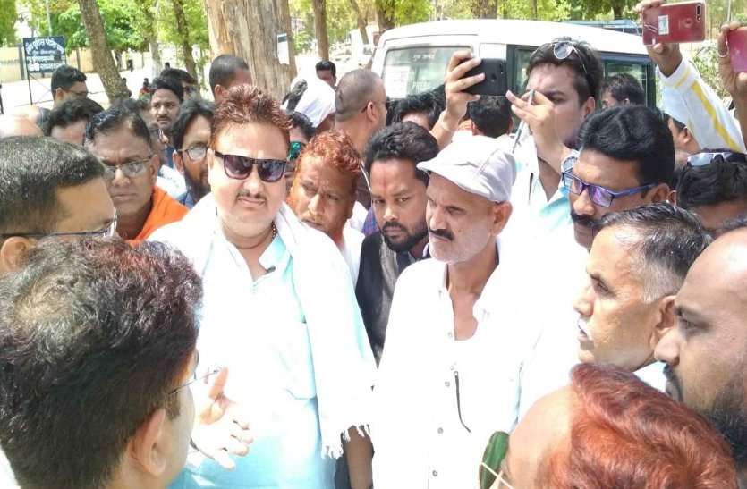 bijli satyagrah मनमानी बिजली कटौती से परेशान ग्रामीणों ने किया सत्याग्रह आंदोलन, मैनपुर देवभोग के सैकड़ो ग्रामीण पहुँचे कलेक्ट्रेट