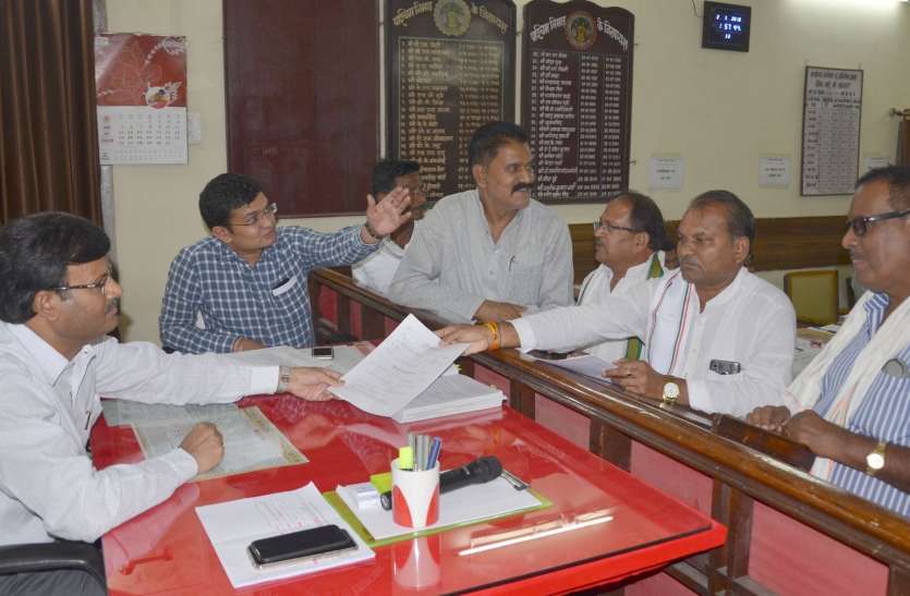 Loksabha Election 2019: Khargone Sukhlal Parmar withdraw nomination सीएम से बातचीत के बाद बदले सुखलाल के सुर, वापस लिया पर्चा