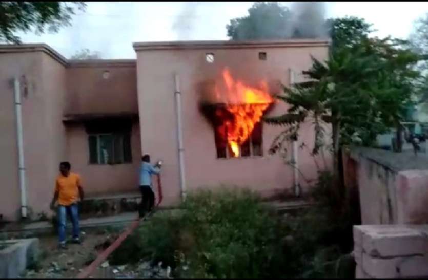 Fire in Homeopathy department जिला चिकित्सालय के होम्योपैथिक डिपार्टमेंट परिसर में लगी आग, मचा हड़कंप