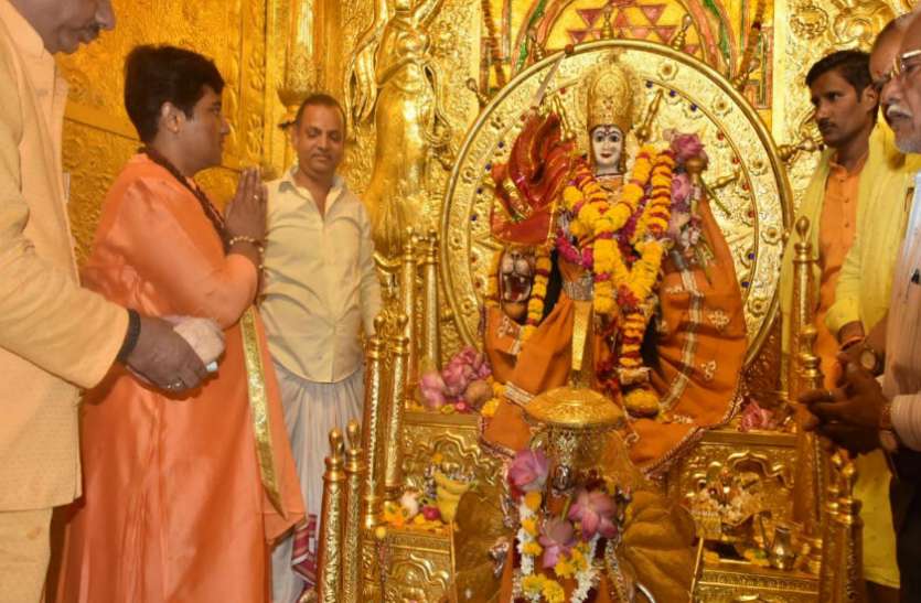 sadhvi pragya EC के बैन के बाद CM योगी की राह पर साध्वी, अब मंदिर-मंदिर घुम रहीं प्रज्ञा ठाकुर