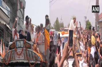 sunny deol did roadshow in gurdaspur on truck गुरदासपुर: ट्रक लेकर रोड शो करने निकले सनी देओल, 'गदर' अंदाज में हाथों में लिया हैंडपंप