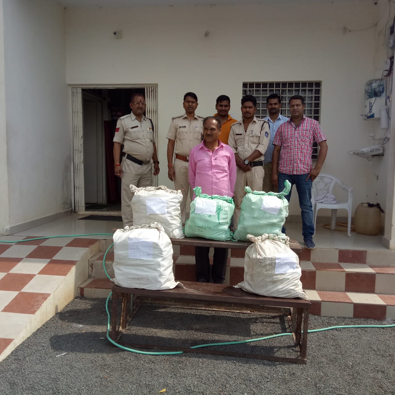 English liquor was hidden in gram and mustard sack चना और सरसों की बोरी में छिपा रखी थी अंग्रेजी शराब