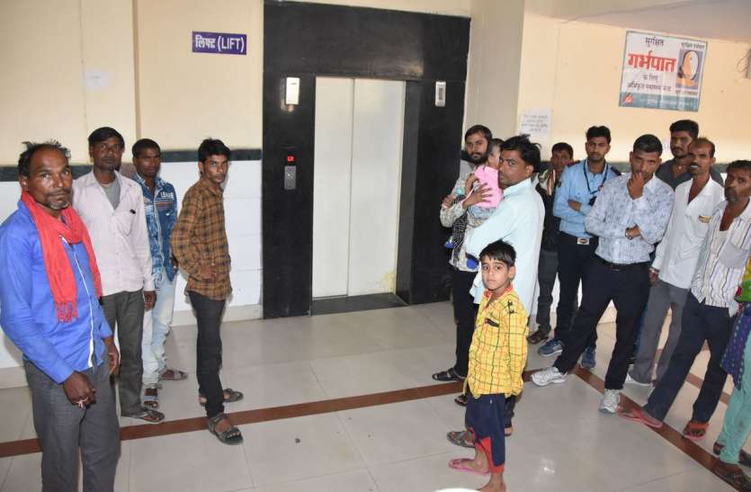 MG Hospital in bhilwara महात्मा गांधी चिकित्सालय की मातृ एवं शिशु इकाई: राह में अटकी लिफ्ट, फूली परिजनों की सांसें