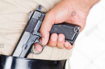 College Manager fired with revolver, teacher also on Independence day यूपी के इस काॅलेज में झंड़ारोहण करने पहुंचे मोहम्मद रशीद ने की फायरिंग, अध्यापक भी राइफल लेकर आया और