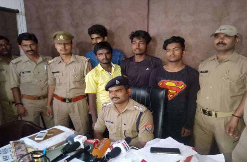 Lanka Police लंका पुलिस ने चार शातिर लुटेरों को किया गिरफ्तार, चोरी की 9 बाइक व अवैध असलहा बरामद