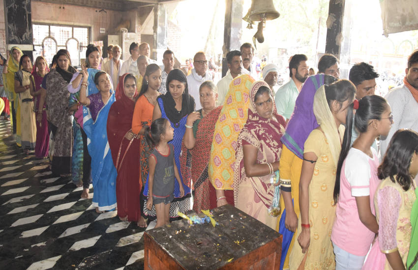 शनिदेव की अराधना के लिए लगा भक्तों का तांता शनिदेव की अराधना के लिए लगा भक्तों का तांता