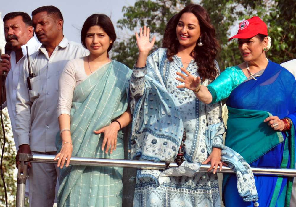 लखनऊ. राजधानी में सोनाक्षी सिन्हा का दबंग तेवर देखकर लोग दंग रह गये। शुक्रवार को सोनाक्षी सिन्हा लखनऊ की जनता से गठबंधन प्रत्याशी व अपनी पूनम सिन्हा के लिए वोट मांगने आई थीं। रोड शो के बाद एक सपा कार्यकर्ता से उनकी झड़प का वीडियो वायरल हुआ तो वह ट्विटर पर ट्रोल होने लगीं। सोनाक्षी सिन्हा रोड शो के लिए एयरपोर्ट से निजी वाहन के लिए निकल रही थीं। तभी दूसरी साइड से एक सपा कार्यकर्ता ने उन्हें बुके देने के लिए उनकी गाड़ी का गेट खोल दिया। फिर क्या था सोनाक्षी भड़क उठीं। कहा कि तुम्हारी हिम्मत कैसे हुई गेट खोलने की? तुमने गेट कैसे खोल दिया? इस पूरे वाकये को किसी ने मोबाइल में रिकॉर्ड कर लिया और सोशल मीडिया पर वायरल कर दिया। यहां यूजर्स ने उनकी जमकर खिंचाई की। सोनाक्षी सिन्हा की मां पूनम सिन्हा समाजवादी पार्टी के टिकट पर लखनऊ से लोकसभा चुनाव लड़ रही हैं। शुक्रवार को लखनऊ में उनका रोड शो था। उनके रोड शों में पूनम सिन्हा और डिम्पल यादव भी मौजूद थीं।