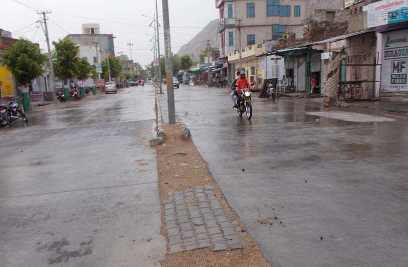 weather-rain-with-strong-winds-up-happy तेज ठण्डी हवाओं के साथ हुई बरसात से गिरा तापमान , लोगों को गर्मी से मिली राहत