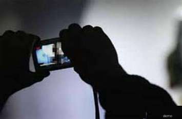 Nude video Case:couple shoot personal moment porn video प्रेमी जोड़े ने मोबाइल पर बनाया निजी पलों का Video, जब पोर्न साइट पर पड़ी नज़र तो पैरों तले खिसक गयी जमीन