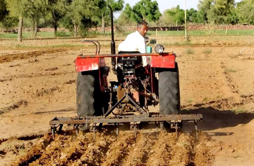Tillage in filed ग़र्मी की जुताई से किसानों को मिलेंगे तीन फायदे