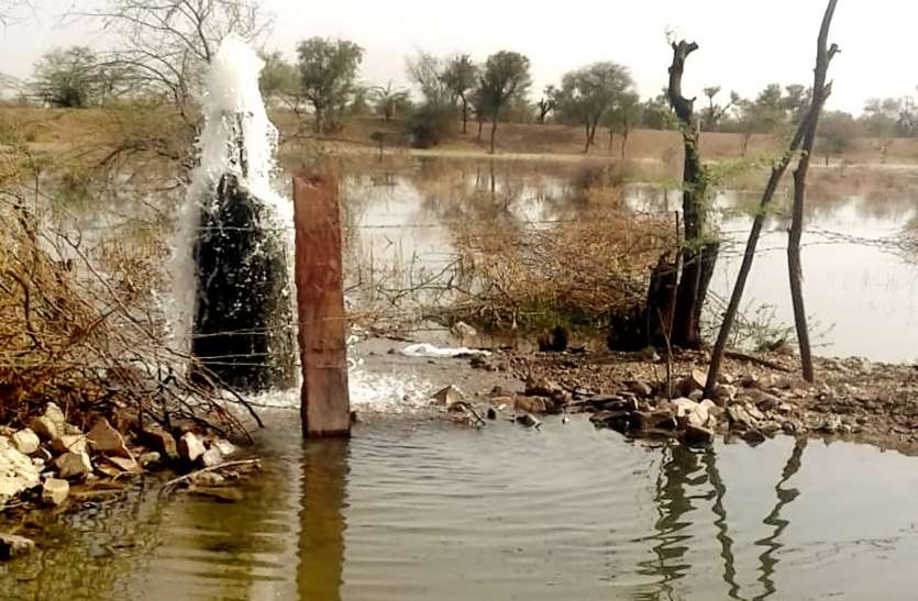 water will be wasted हजारों लीटर पानी व्यर्थ बहा, 64 गांवों में बंद रहेगी जलापूर्ति