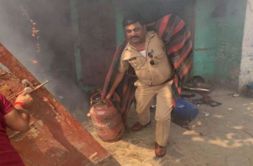 super cop जान की परवाह किए बगैर आग की लपटों में कूद गया पुलिसवाला और टाल दिया बड़ा हादसा