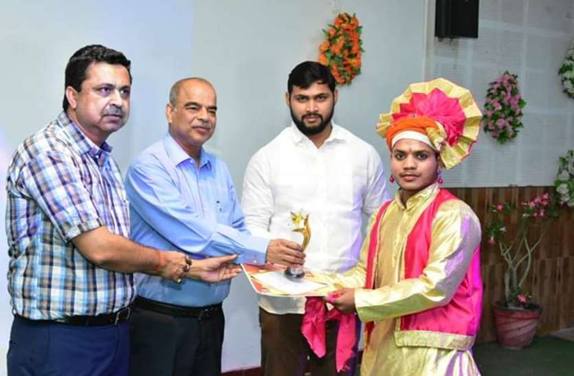 The colorful presentation in the annual festival लोक नृत्य प्रस्तुत कर छात्राओं ने मोह लिया मन
