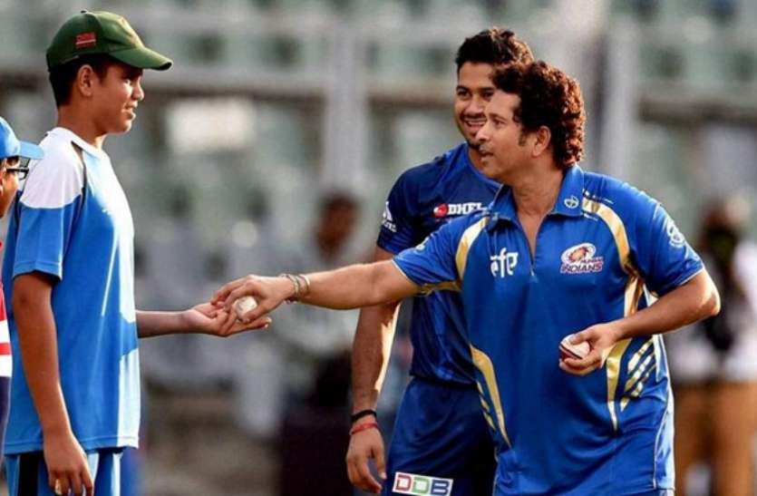 Sachin Tendulkar with Arjun Tendulkar ML T-20: 5 लाख में बिका सचिन तेंदुलकर का बेटा अर्जुन