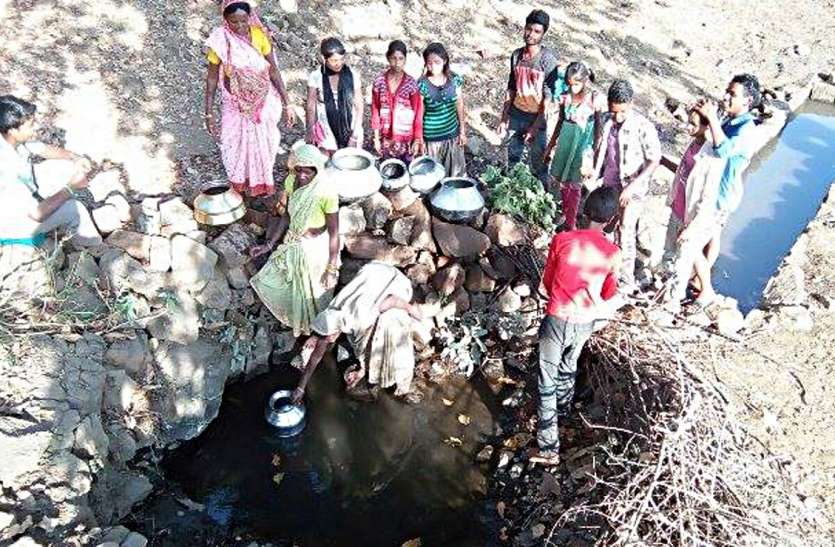 water crisis दौड़ पड़ते हैं पानी के लिए, फिर भी नहीं होता नसीब
