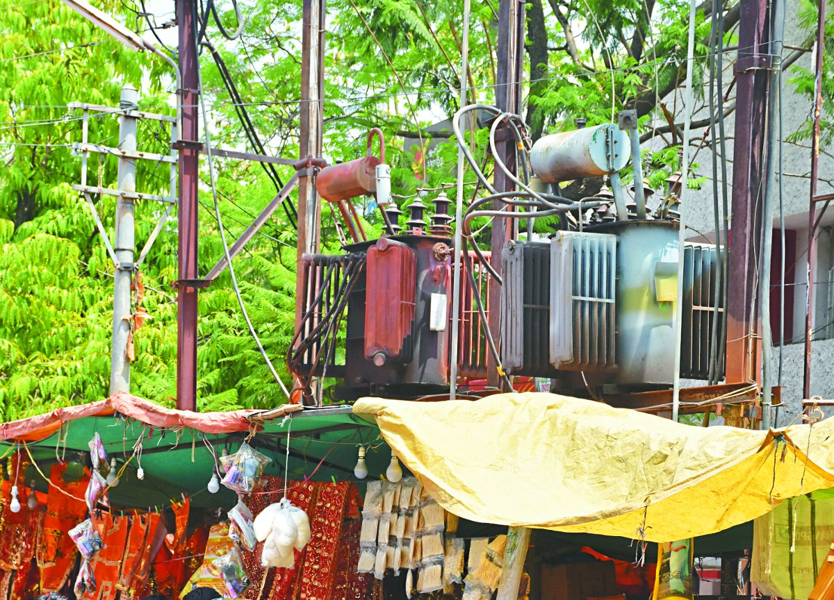 Power company in trouble ट्रांसफॉर्मर के नीचे की यह वजह बिजली कम्पनी के लिए बनी सिरदर्द