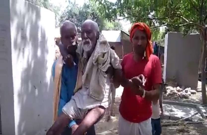administration not help to handicap people and old man in matdan मतदान में प्रशासन के सारे दावे फेल नजर आए, बूढ़े और दिव्यांगों को नहीं मिली सहायता