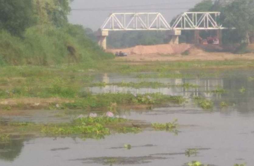 विदित हो कि पुसौर क्षेत्र में रेत के अवैध उत्खनन का काम पिछले कई सालों से चल रहा निर्माणाधीन पुल के पिल्लर के पास कर रहे रेत का अवैध उत्खनन, नियम कानून को ताक पर