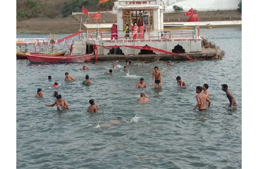 नर्मदा घाटों पर सुरक्षा की अनदेखी, जिंदगी पर भारी नर्मदा घाटों पर सुरक्षा की अनदेखी, जिंदगी पर भारी