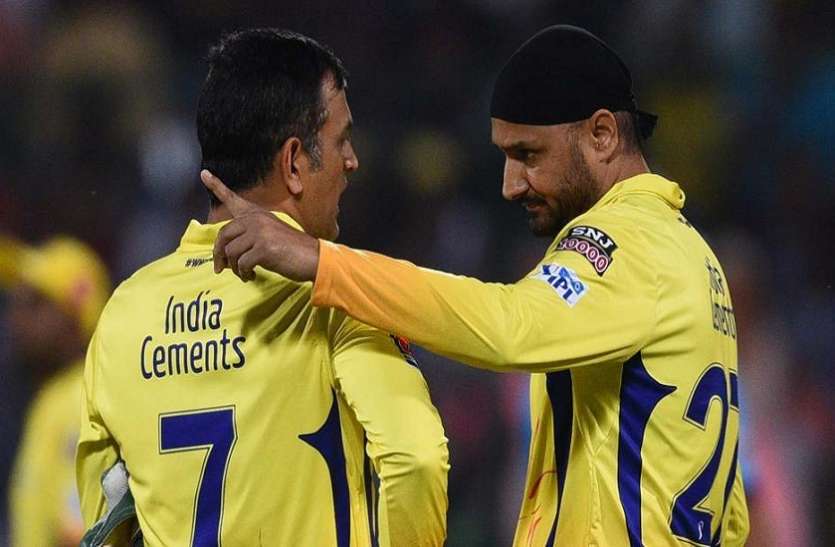 Harbhajan Singh With MS Dhoni IPL 2019: 3 विकेट लेकर भी हरभजन सिंह सोशल मीडिया पर हुए ट्रोल, पड़ रही हैं गालियां