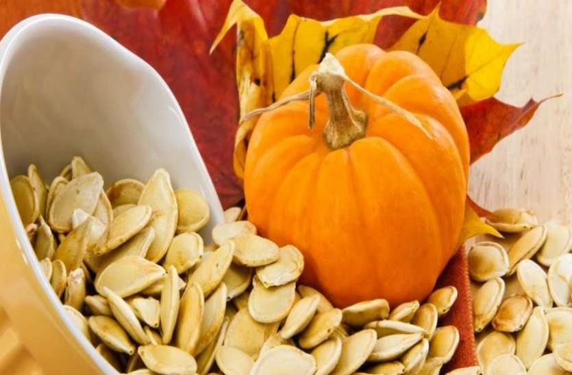 pumpkin seeds गर्मियों में कद्दू के बीज त्वचा और बालों को बनाते है खूबसूरत, ऐसे करें इस्तेमाल