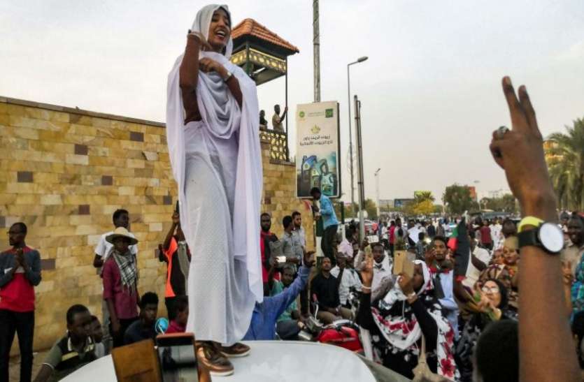 Women In The Forefront Of Overthrow Sudan S Dictatorship स ड न क त न श ह क उख ड फ कन म मह ल ए रह सबस आग अब सरक र म भ श म ल ह न क उम म द Patrika News