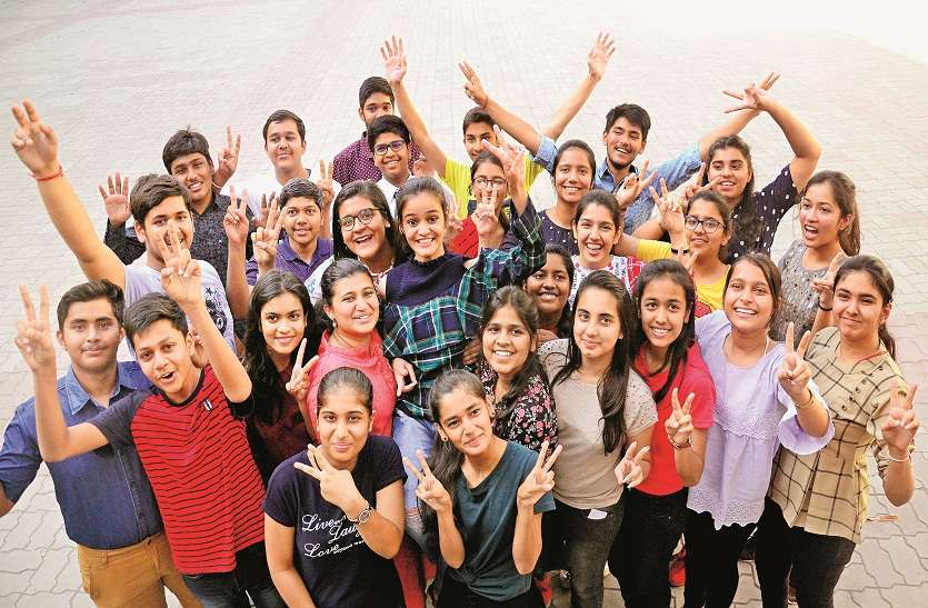 cbsce result घर में बनाया क्लास रूम का माहौल, ब्लैकबोर्ड पर लिख-लिखकर की गई तैयारी ने दिलाई सफलता