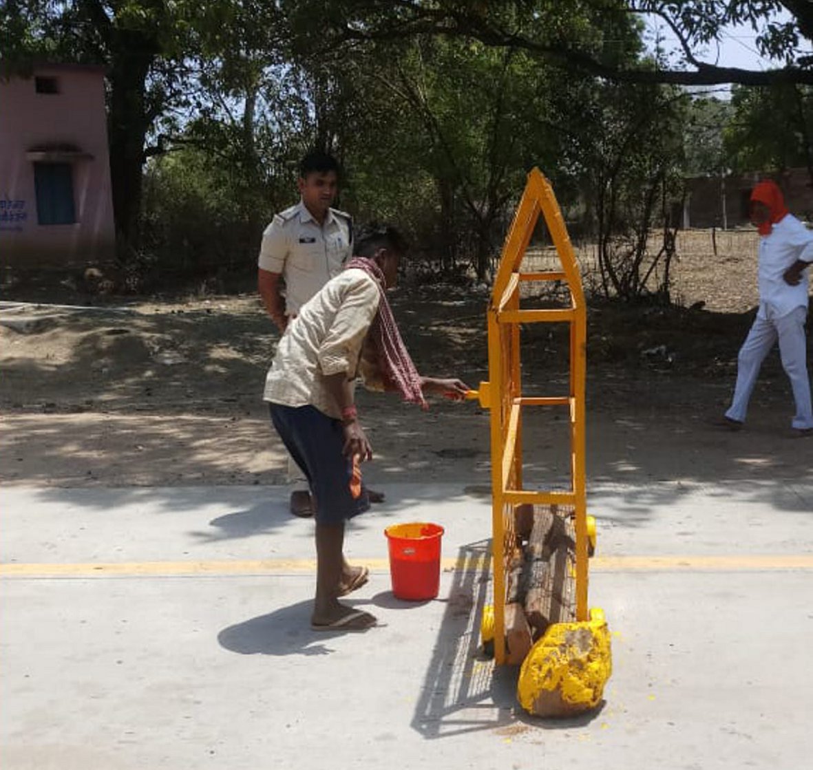 Stapar on the highway to stop road accidents सड़क हादसों को रोकने हाइवे पर बना रहे स्टापर