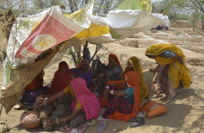 poor facilities in narega सरकार मजदूर के खाते में डाल रही पैसा, फर्जी हाजिरी भर कार्मिक उठा रहे