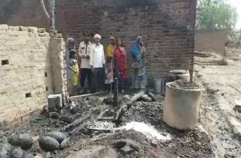 fire भीषण आगजनी में 65 घर हुए राख, बच्चा जिन्दा जला, दो पशु भी मरे
