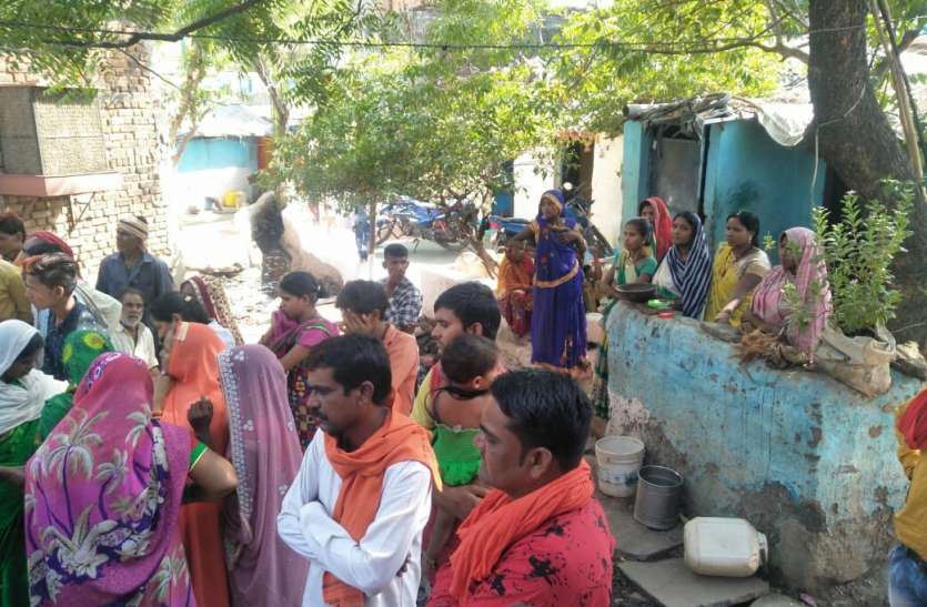 police and child development deparment reached the spot द्वार पर आई बारात, उठ रही थी नाबालिग की डोली