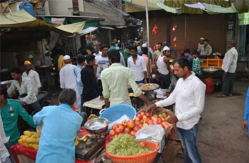 patrika खजूर खाकर खोला रोजा, मस्जिद में की अच्छी बारिश की दुआ