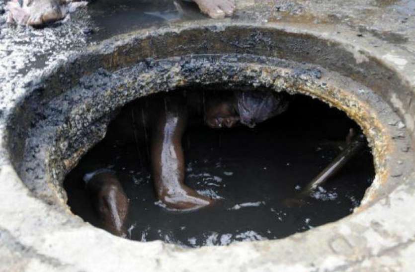 septic tank दिल्ली: सेप्टिक टैंक में सफाई करने उतरे पांच मजदूर हुए बेहोश, इलाज के दौरान दो की मौत