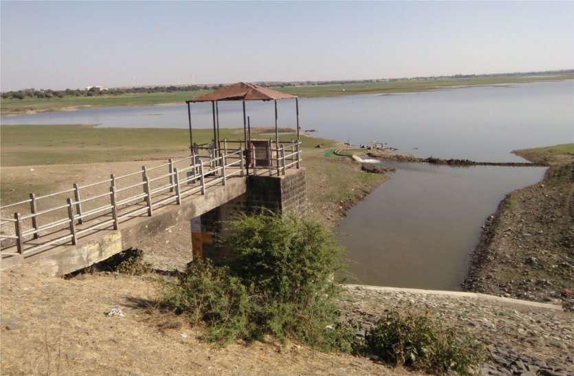 patrika डेड स्टोरेज से भी चार फीट नीचे उतरा चीलर का पानी
