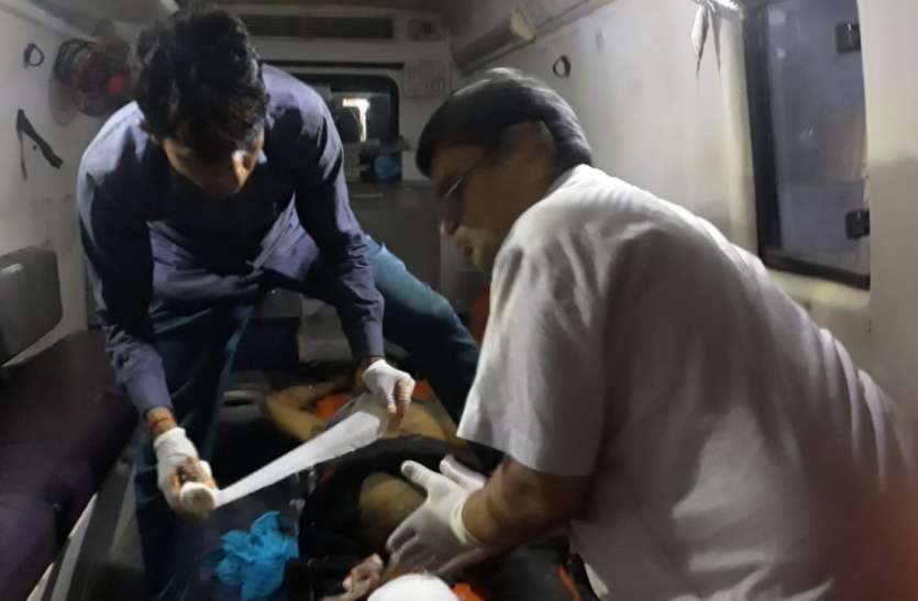 Two trucks bump, one injured दो ट्रक भिड़े, एक जना घायल
