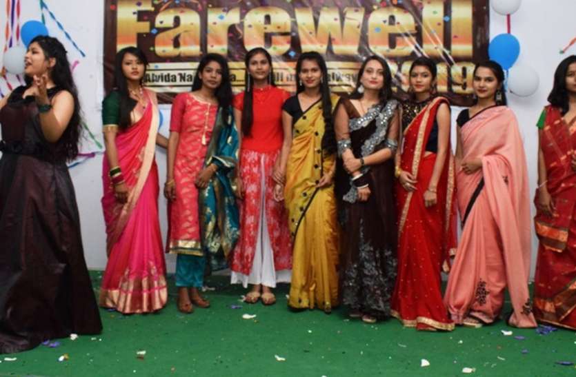 Farewell at the Basic Science Department of AKS University फेयरवेल पार्टी में अपनेपन का उभरा रंग, कई बार छात्र हुए भावुक