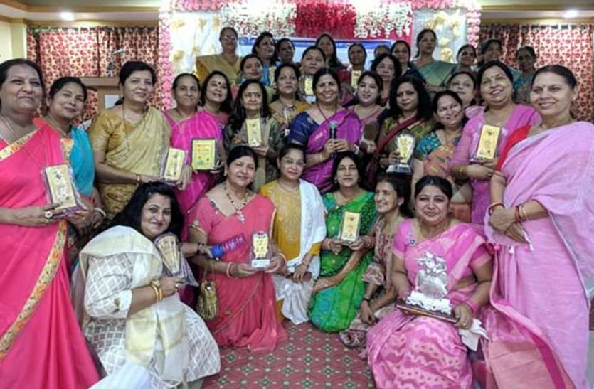 District President Meera distributed different clubs to the award डिस्ट्रिक प्रेसिडेंट मीरा ने डिफरेंट क्लबों को वितरत किए अवार्ड