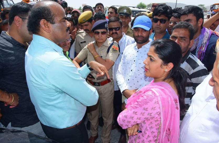 MLA performs on Mega Highway with Amjadan विधायक ने आमजन के साथ मेगा हाइवे पर किया प्रदर्शन