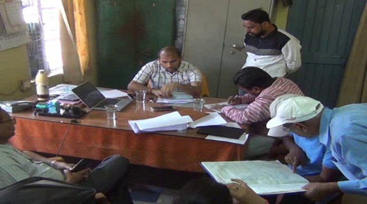 SDM seized two trucks full of wheat एसडीएम ने गेहूं से भरे दो ट्रक किए जब्त