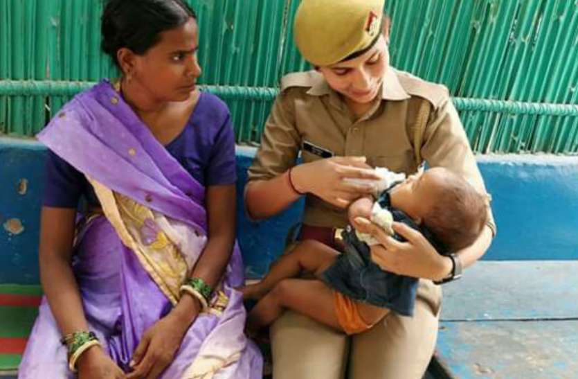 UP Police Lady soldier महिला सिपाही के ममता भरे स्नेह का ये फोटो जमकर हो रहा वायरल, पढ़िये क्या है ये पूरी कहानी...