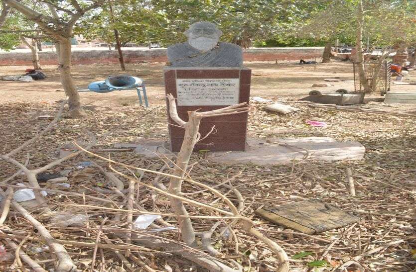 Raoandranath tagore has forgotten लो आज के दिन भी भुल गए रविंद्रनाथ टैगोर को