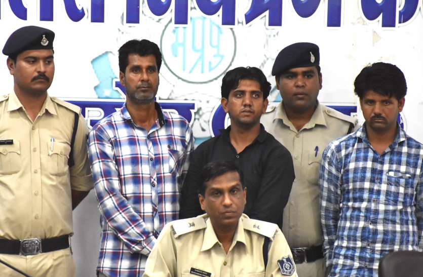 patrika पत्थरबाजी और गोली चलाने के मामले में तीन आरोपियों को हथियार सहित किया गिरफ्तार