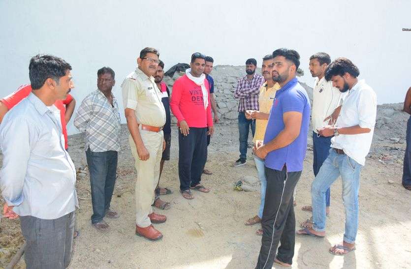 stolen two cars चोरों ने चुरा ली दो कारें