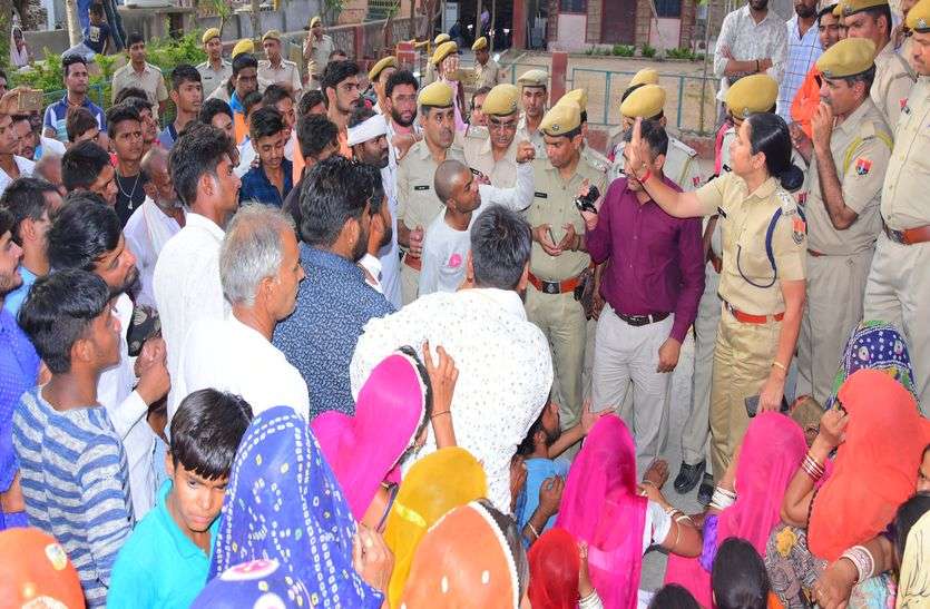Demonstration of villagers मदनगंज थाने पर ग्रामीणों का प्रदर्शन