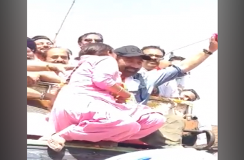 female fan kissed sunny deol during roadshow video has viral VIDEO: रोड़ शो के दौरान महिला ने किया सनी देओल को किस,शर्म से लाल पड़ गया सनी का चेहरा