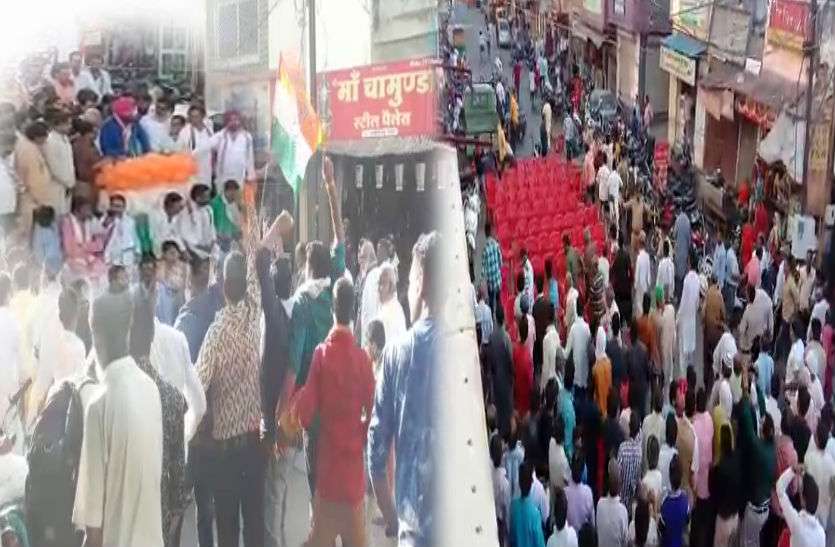 navjot singh siddhu सिद्धू के रोड शो में मोदी-मोदी के नारे, मारने के लिए कुर्सी लेकर दौड़े कांग्रेस कार्यकर्ता