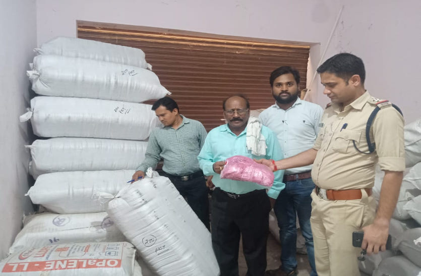 crime news व्यापारियों के दुकानों में पुलिस ने छापा मारकर जब्त किए एक हजार किलो पॉलीथिन, सील हुआ गोदाम