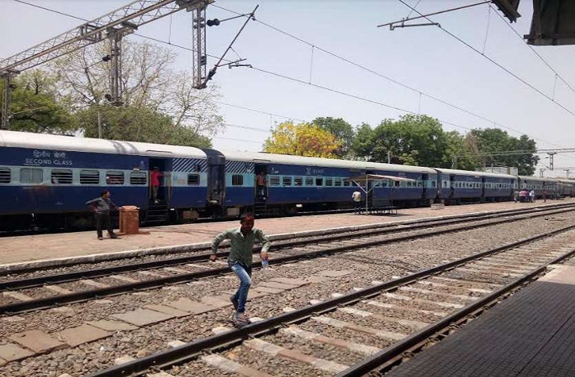 Pey Jal sankat on lalitpur railway station लाखों की आमदनी के बावजूद रेल सुविधाओं को तरस रहे यात्री, पेयजल की भारी किल्लत आ रही सामने