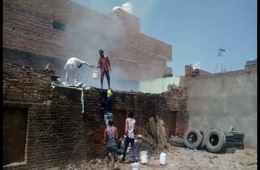 fire in LPG gas cylinder in mahoba गैस के रिसाव से सिलेंडर में लगी भीषण आग, ग्रस्हथी जलकर हुई राख, जानें कैसे बचाई गई जान