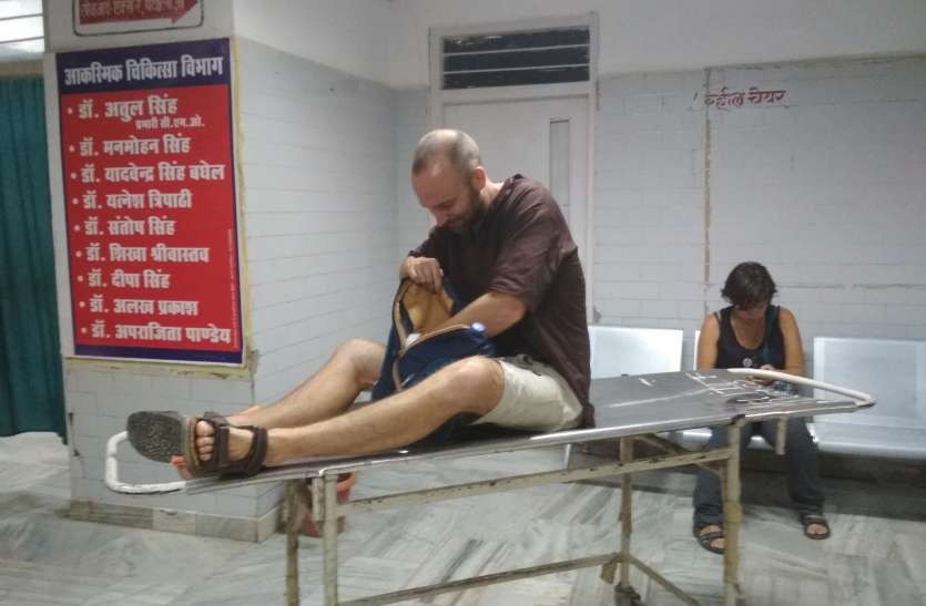 French couple injured in road accident फ्रांस से भारत भ्रमण पर आए दम्पति, बाइक से जा रहे थे बनारस रास्ते में आ गई गाय और...